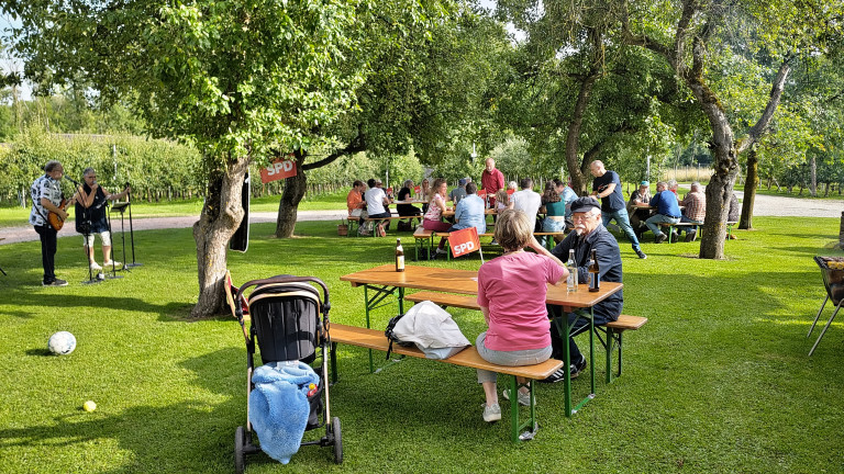Schön verteilt unter den Bäumen...